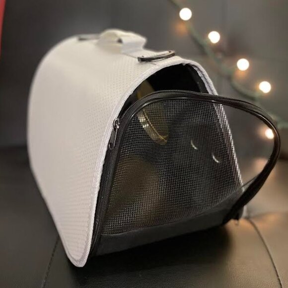 Stylish and Comfy, Portable Cat Carrier with Window!  NWT - Picture 3 of 7